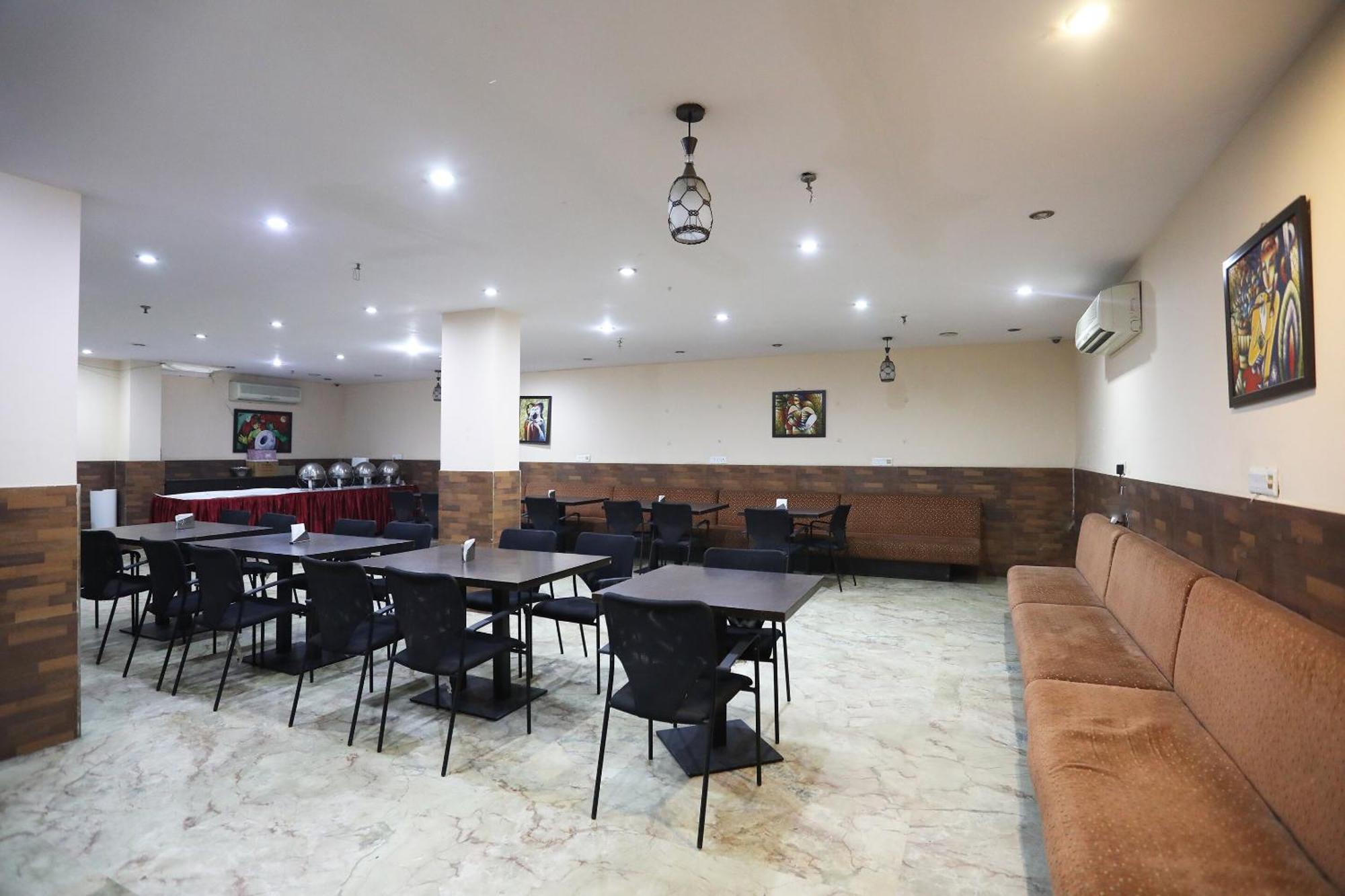 Oyo Hotel Vedas Heritage Делхи Екстериор снимка