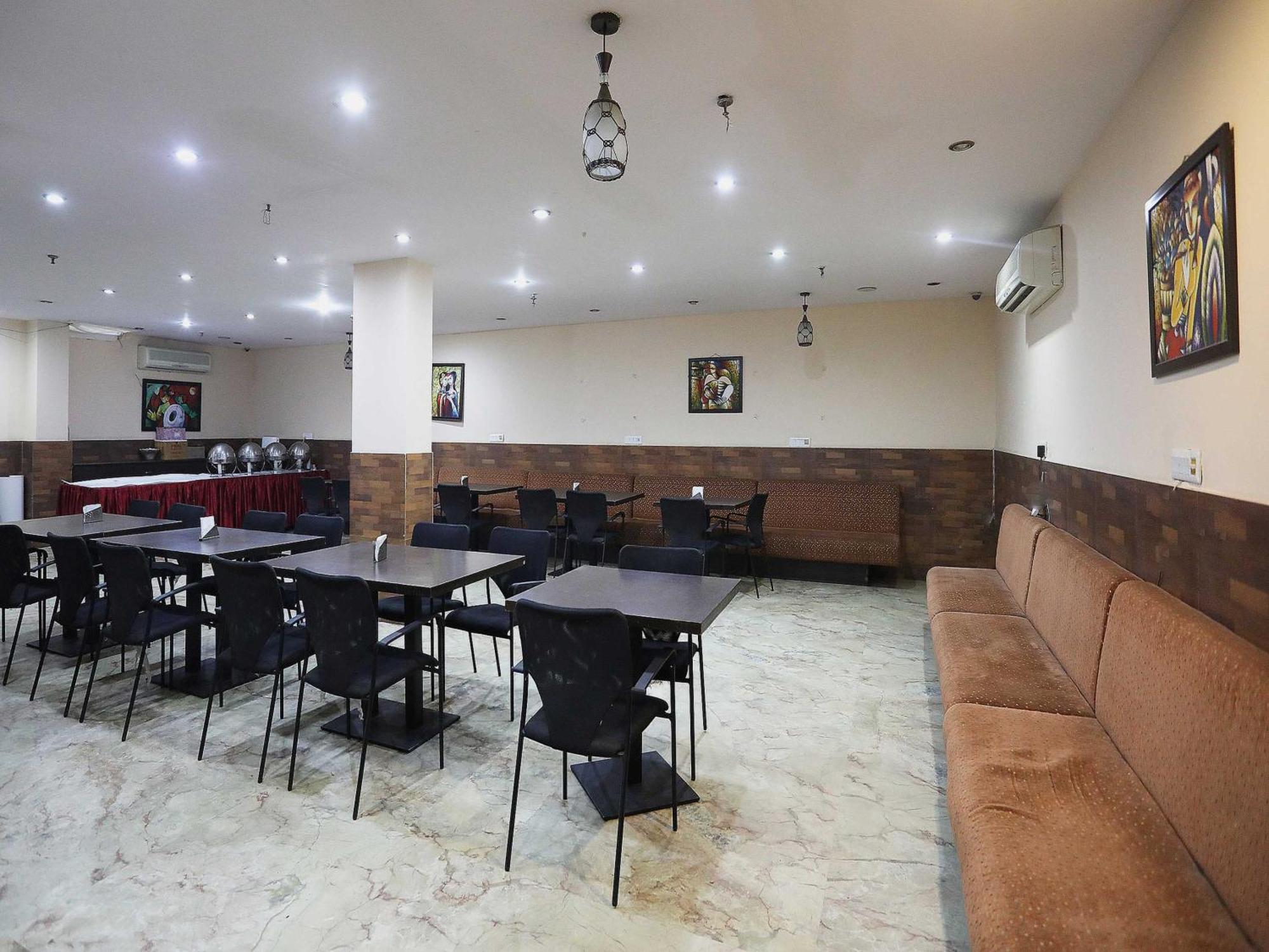 Oyo Hotel Vedas Heritage Делхи Екстериор снимка